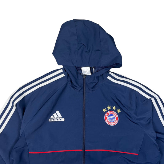 Adidas FC Bayern Trackjacket in dunkelblau/weiß/rot Größe (M)